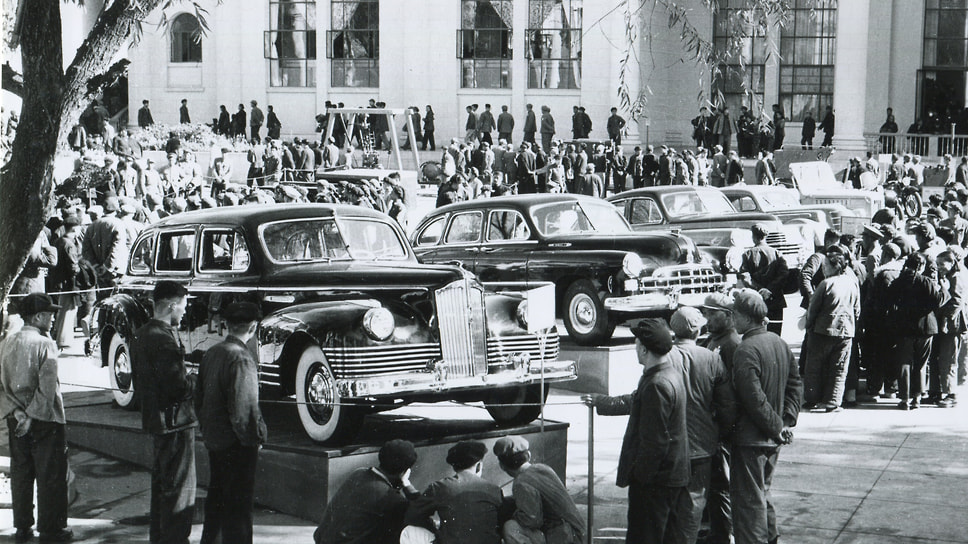 Советская выставка в Китае между ЗИС-110 и «Победой», 1955 год