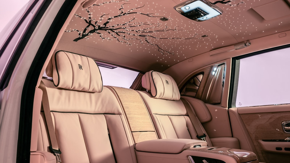 Марка Rolls-Royce представила Phantom в спецверсии Cherry Blossom, посвященной цветению сакуры. Салон седана украсили тематическими вышивками в виде цветков вишни