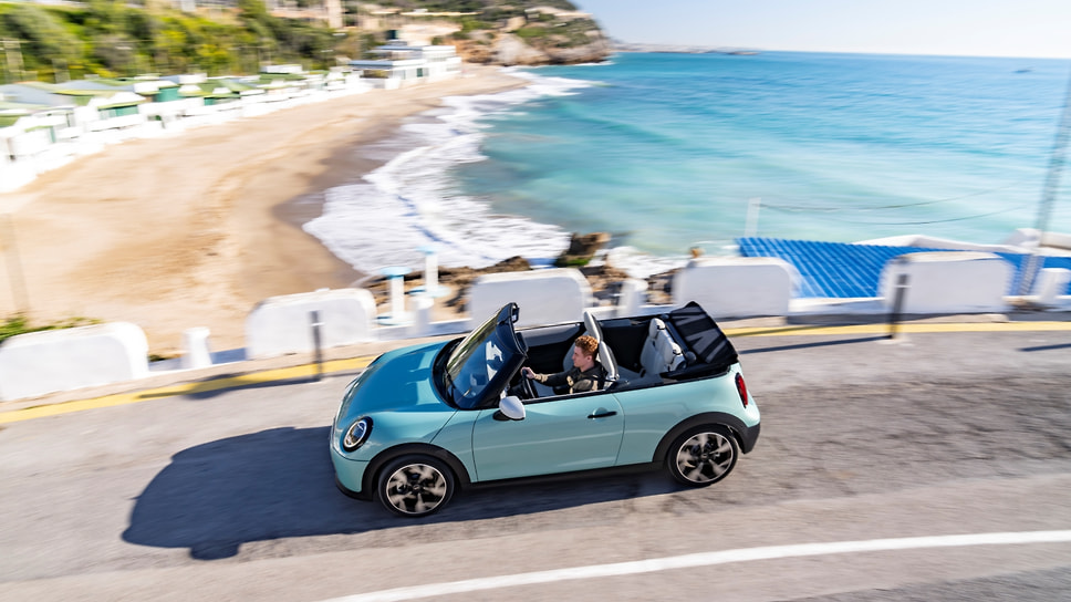MINI Cooper Convertible S на берегу Средиземного моря