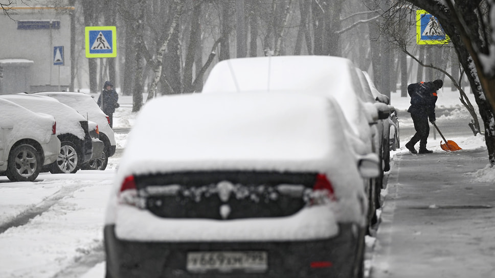 В некоторых дворах уборка снега проходила оперативно