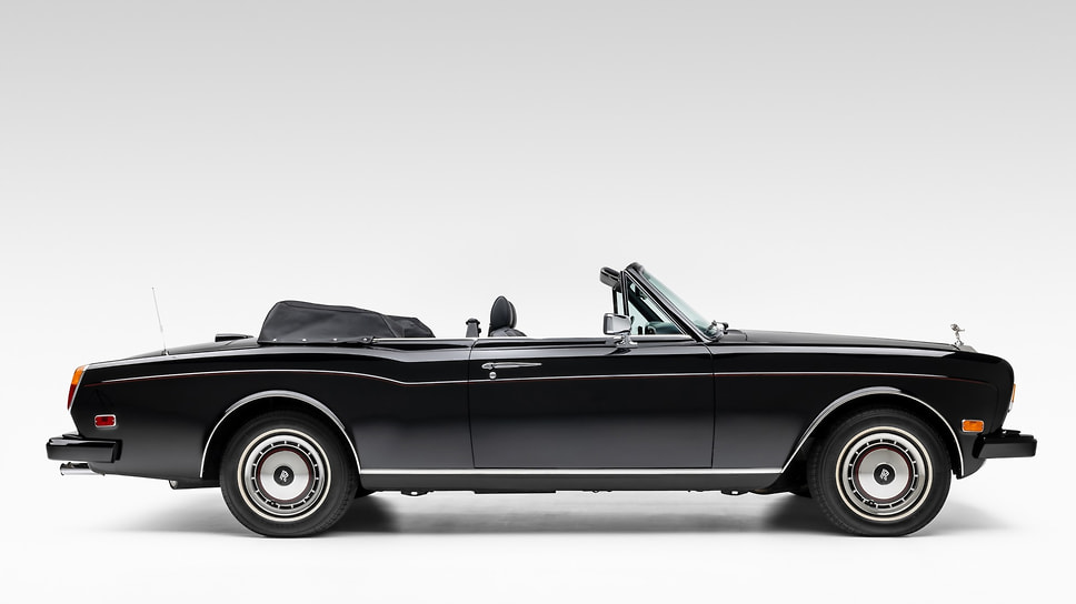 Модель Corniche дебютировала в 1971 году, заменив двухдверный Rolls-Royce Silver Shadow, также выпускавшийся кузовной фирмой Mulliner Park Ward