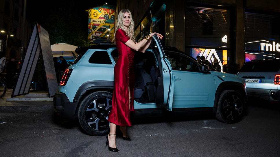 Елена Сантарелли, итальянская актриса, модель и писательница на стенде Renault в рамках Миланской недели дизайна