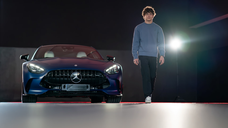 Компания Mercedes-AMG представила спецверсии CLE Coupe и CLE Convertible, отличающиеся большим количеством деталей из карбона. Лицом промокампании стал Андреа Кими Антонелли — новая надежда «мерседесовской» команды в Формуле 1