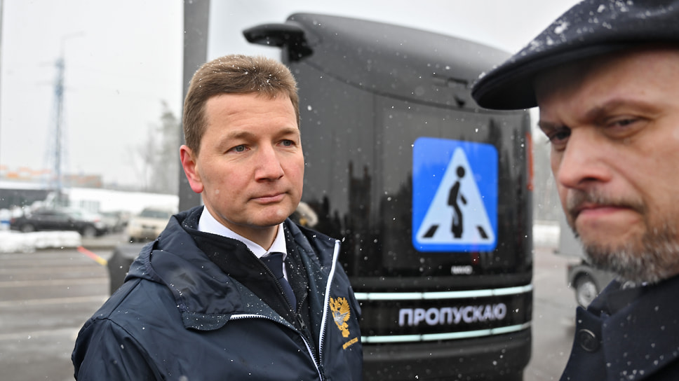 Первый заместитель министра транспорта РФ Валентин Иванов и заместитель министра транспорта РФ Андрей Никитин на церемонии запуска движения беспилотных грузовиков по Центральной кольцевой автодороге 