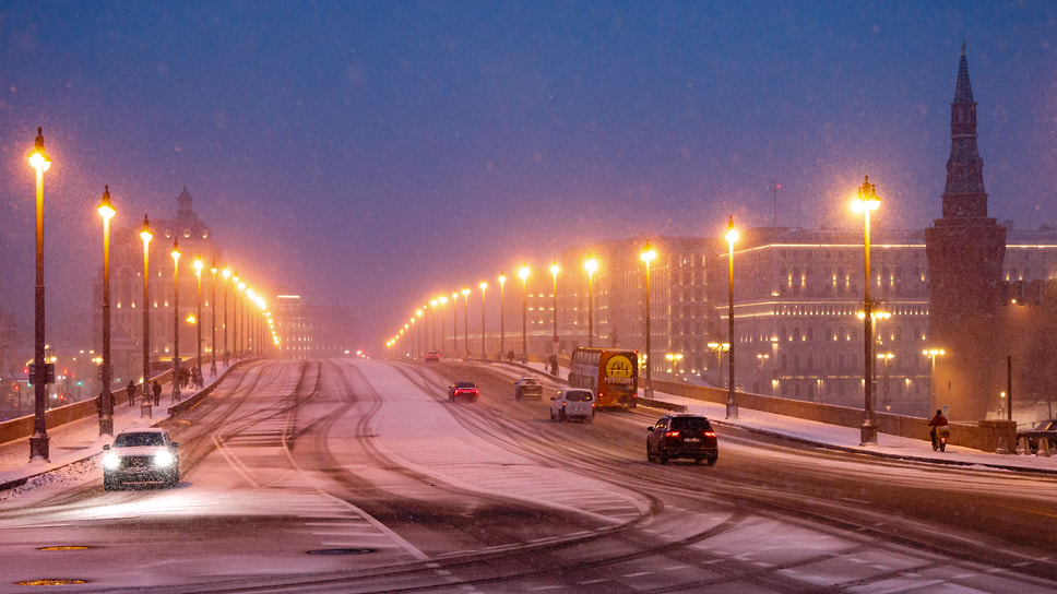 Автомобильное движение на Большом Москворецком мосту