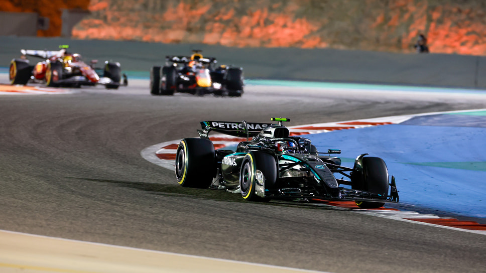 За первенствующим Mercedes видны болиды Red Bull и Ferrari