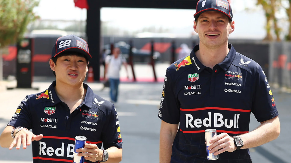 Новый состав Red Bull с банками спонсорского напитка: Юки Цунода и Макс Ферстаппен (слева направо). Разница в росте гонщиков — 22 см