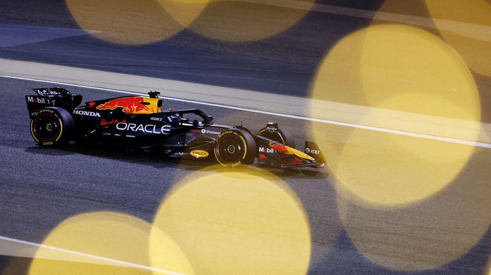 Болид Red Bull под управлением четырехкратного чемпиона мира Макса Ферстапппена