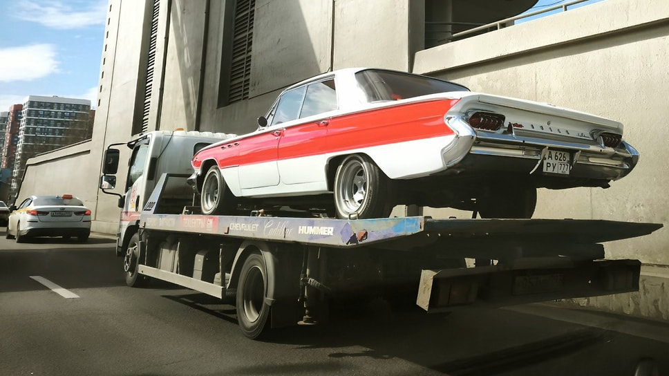 Oldsmobile LeSabre 1961 года выпуска на эвакуаторе, едущем по ТТК