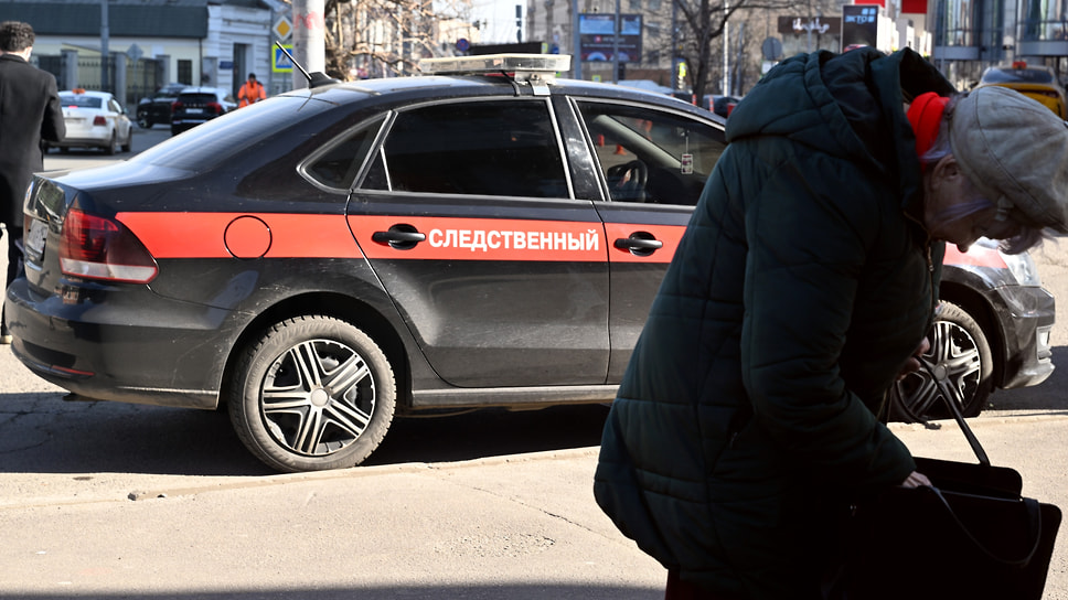 Автомобиль Следственного комитета России у здания Мещанского суда