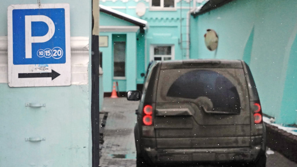 Land Rover Discovery на платной парковке в московском дворе