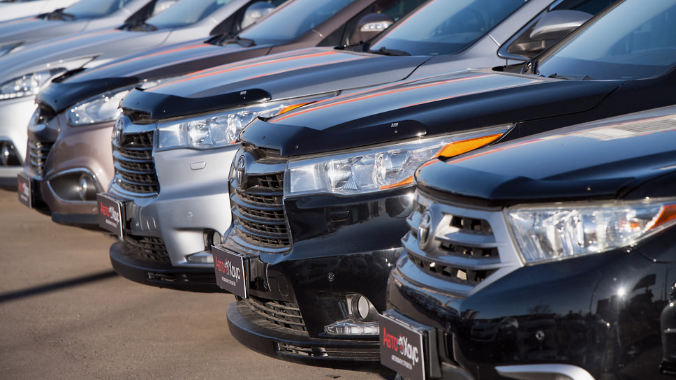 Парковка красноярского автосалона «АвтоХаус» по покупке и продаже подержанных автомобилей