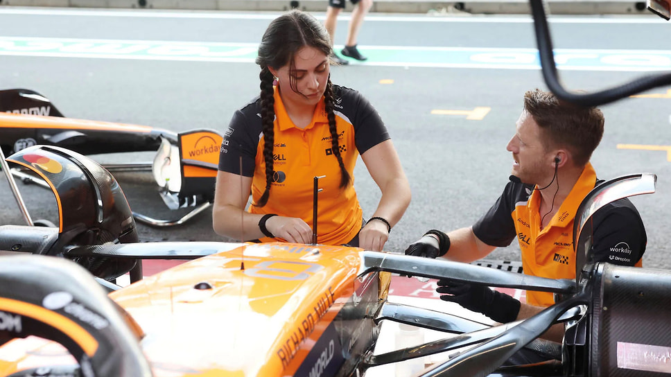 Обслуживание одной из машин McLaren