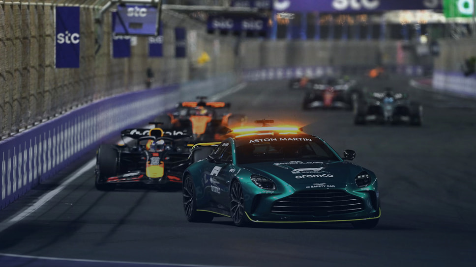 Автомобиль безопасности, в данном случае — Aston Martin Vantage (а еще бывает Mercedes-AMG GT), водит за собой пелетон под желтыми флагами