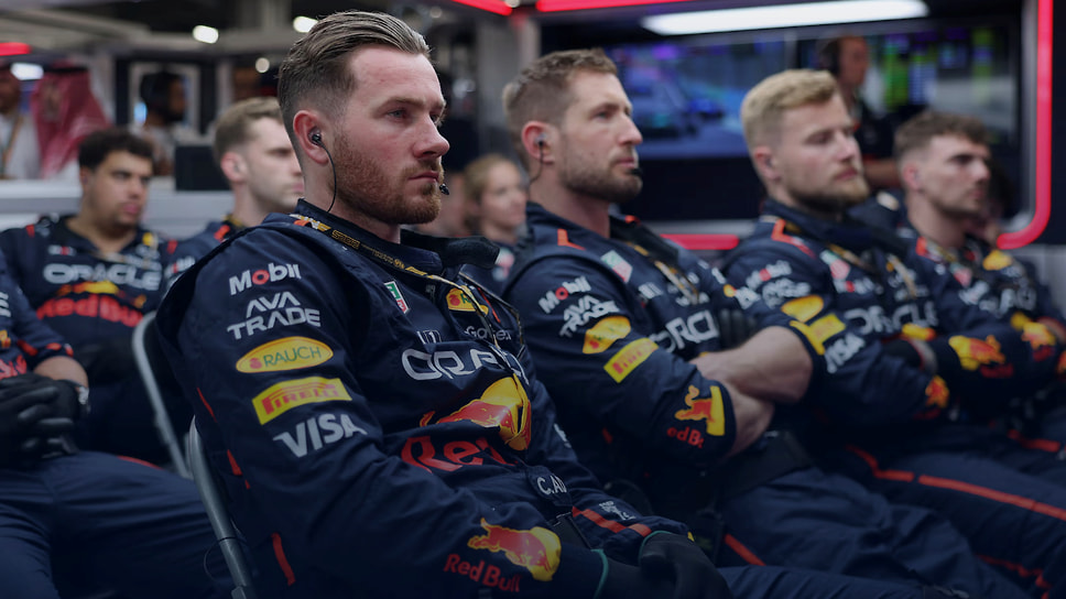 Техперсонал Red Bull в полной готовности в процессе гонки 