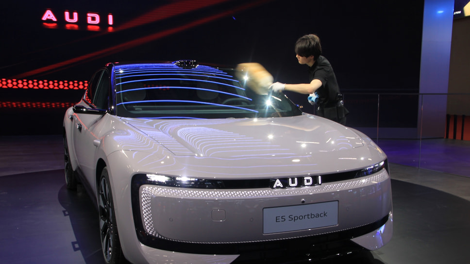 Audi AG представила на шанхайской выставке суббренд AUDI, созданный специально для Китая. Вместо четырех колец на логотипе четыре буквы