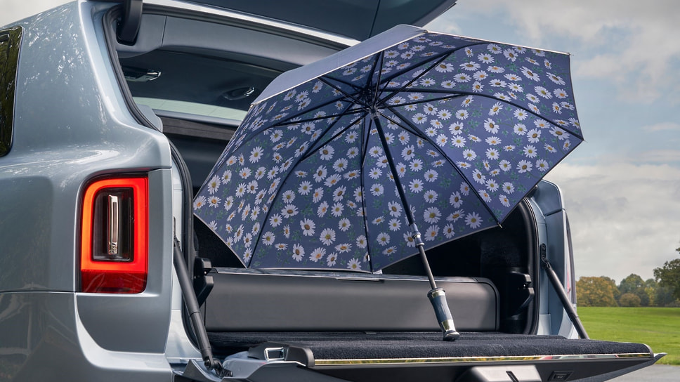 Зонт в багажнике спецверсии Rolls-Royce Black Badge Cullinan DaisyOne-of-one Black Badge Cullinan Series II