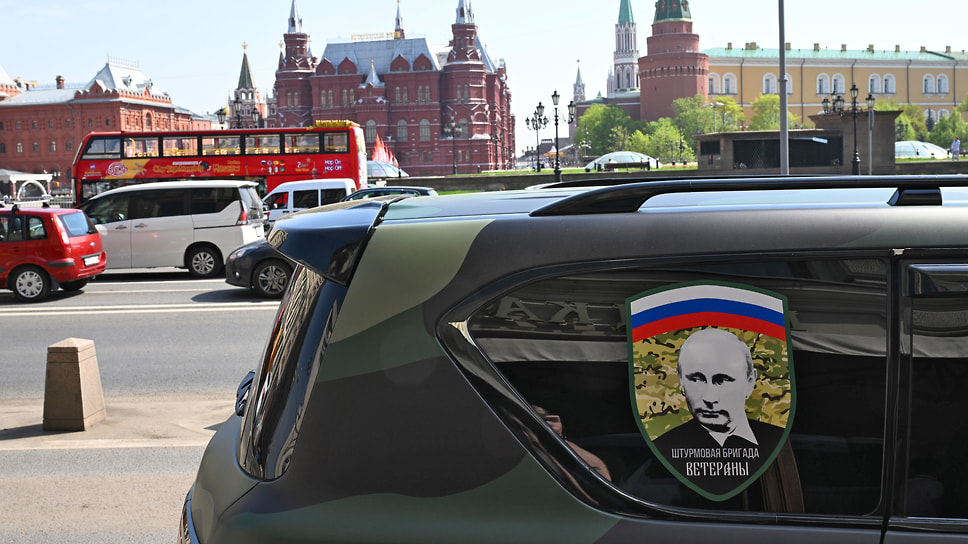 Наклейка на стекле автомобиля с портретом президента России Владимира Путина и надписью «Штурмовая бригада Ветераны»