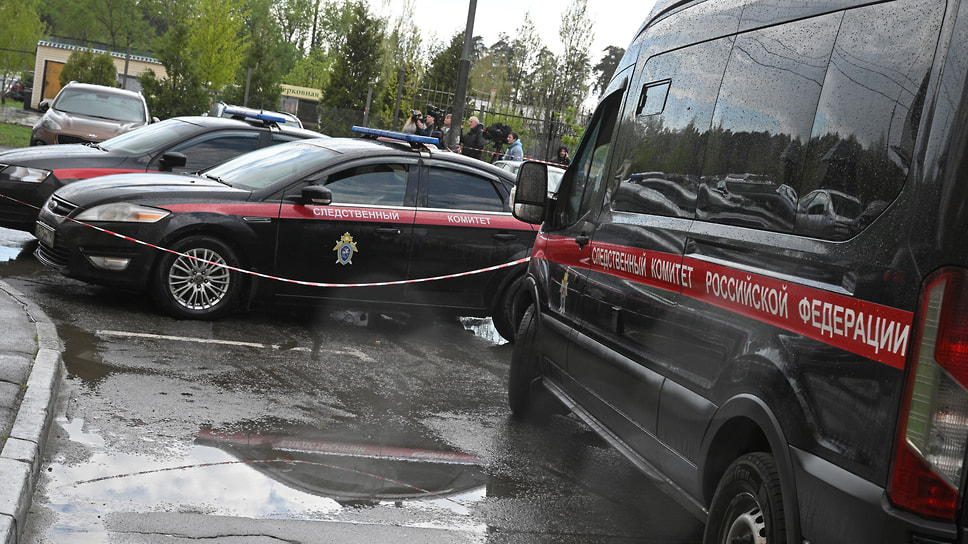 Автомобили Следственного комитета России на месте взрыва автомобиля на бульваре Нестерова в микрорайоне Авиаторов в подмосковной Балашихе 