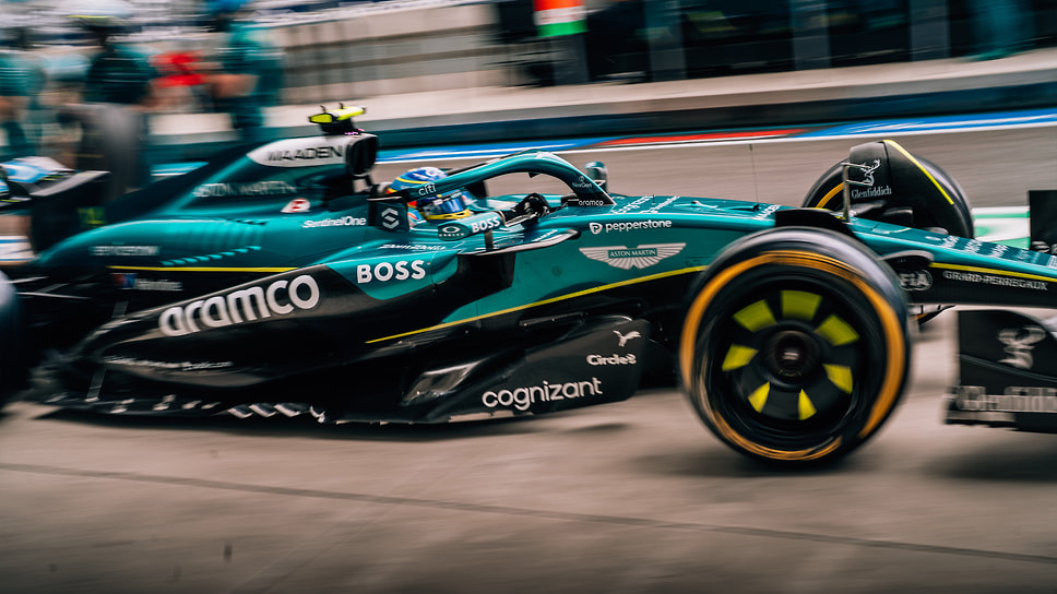 Болид Aston Martin на шинах Medium