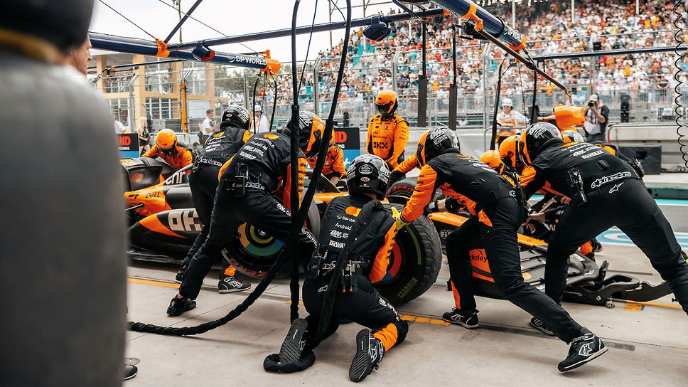 Один из двойных пит-стопов McLaren на 29-м круге. Техперсоналу пришлось попотеть