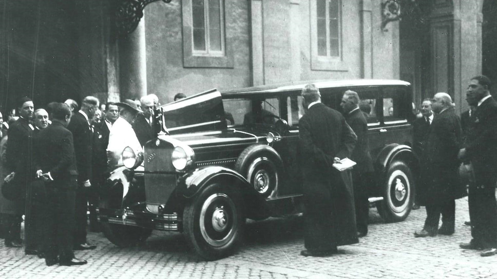 В 1929 году был подарен и лимузин Fiat 525. Даритель — основатель компании Fiat и владелец футбольного клуба «Ювентус» Джованни Аньелли