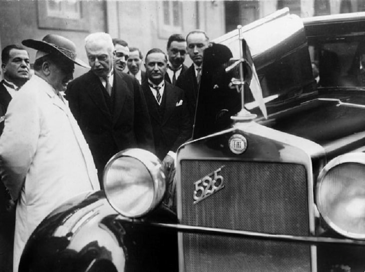 Джованни Аньелли вручает Папе Римскому лимузин Fiat 525