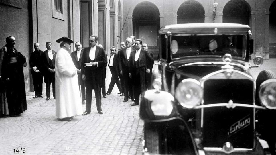 Во время пробной поездки в Ватиканских садах на Mercedes Benz Typ 460 Nurburg Пий XI даже воскликнул: «Красивая машина! Шедевр, чудо современных технологий!» К слову, конструктором модели Nurburg был Фердинанд Порше