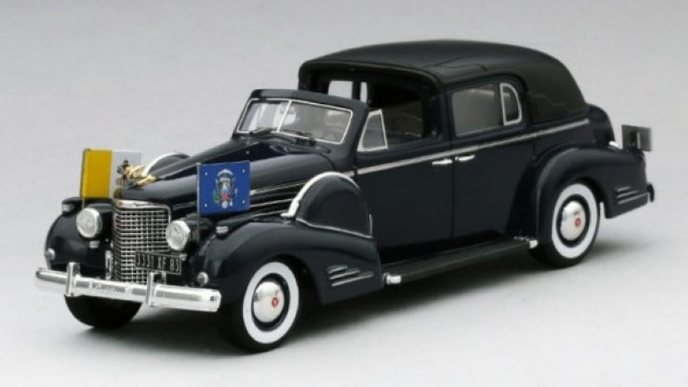 Пий XII, сменивший в 1939 году Пия XI, предпочитал марку Cadillac. Фотографий понтифика в этом папамобиле нет, зато выпущена модель в масштабе 1:43 — таун-кар Cadillac V16 как раз 1939 года выпуска