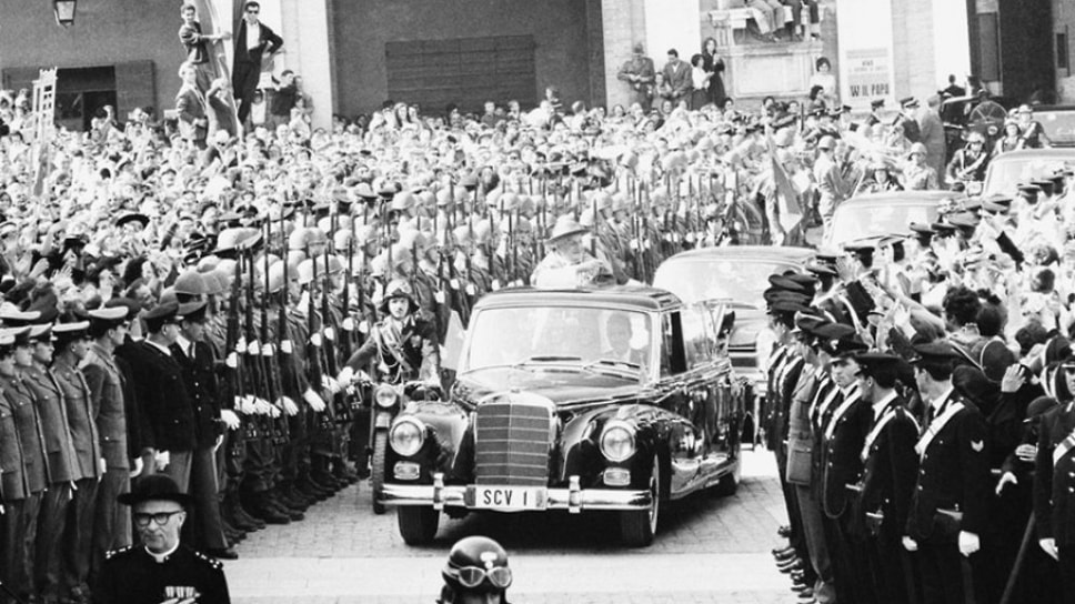 Папы Римский Иоанн XXIII приветствует паству из папамобиля Mercedes-Benz 300d Pullman-Landaulet