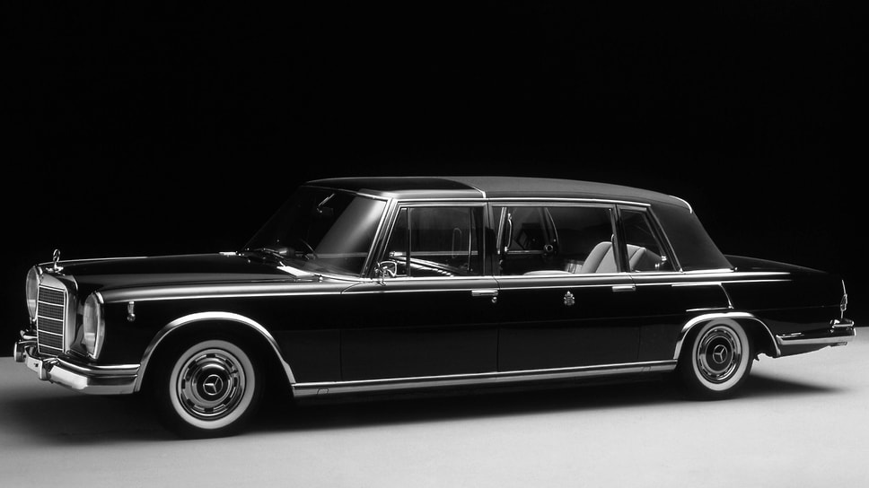В 1965 году фирма Mercedes-Benz обновила папамобиль — новый был создан на базе модели 600 W100 Pullman Landaulet
