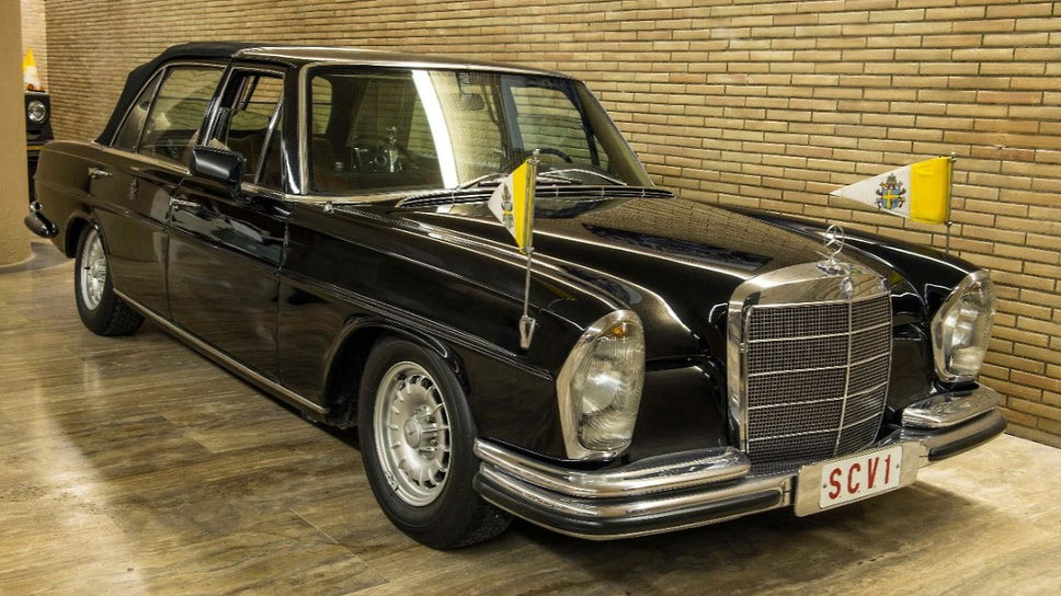 В 1966 году Павел VI получил в подарок еще один Mercedes-Benz — не такой длинный W109 300SEL, но тоже с кузовом ландоле. Сейчас этот папамобиль находится в экспозиции Исторического музея Ватикана