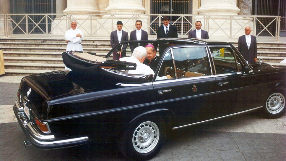 Папа Римский Павел VI на заднем сиденье ландоле Mercedes-Benz W109 300SEL