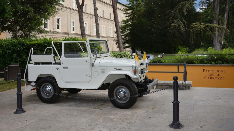 В 1976 году появился полноприводный папамобиль — Toyota Land Cruiser. Внедорожником изредка пользовался Павел VI, совсем не ездил на нем Иоанн Павел I, пробывший главой Римско-католической церкви всего 33 дня — с 26 августа по 28 сентября 1978 года, но зато «Тойота» пришлась по душе Иоанну Павлу II, не любившему помпезные ландоле