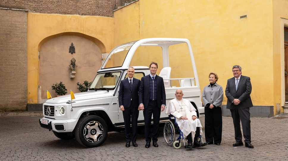 В декабре 2024 года свой электрический папамобиль представила и фирма Mercedes-Benz. Очевидно, именно он будет использоваться на инаугурации нового Папы Римского