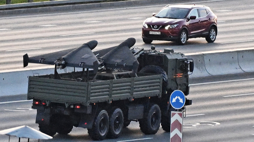 Беспилотные летательные аппараты «Герань-2» на улицах Москвы после парада на Красной площади
