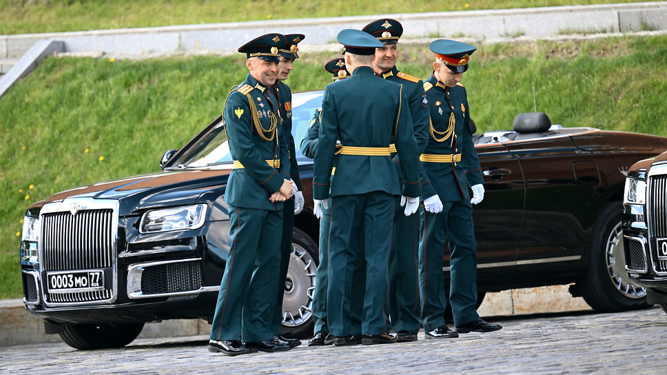 Военные водители у автомобиля Aurus во время парада