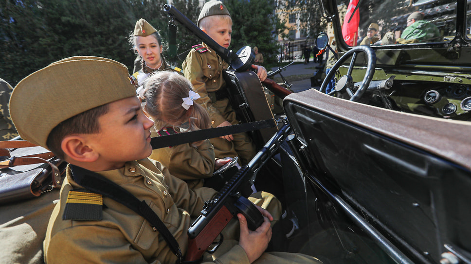 9 мая в России прошли военные парады, посвященный 80-й годовщине Победы в Великой Отечественной войне. Дети-участники исторической части парада в Волгограде на площади Павших борцов