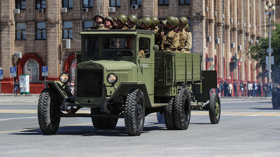 Исторические военные автомобили на параде в Волгограде