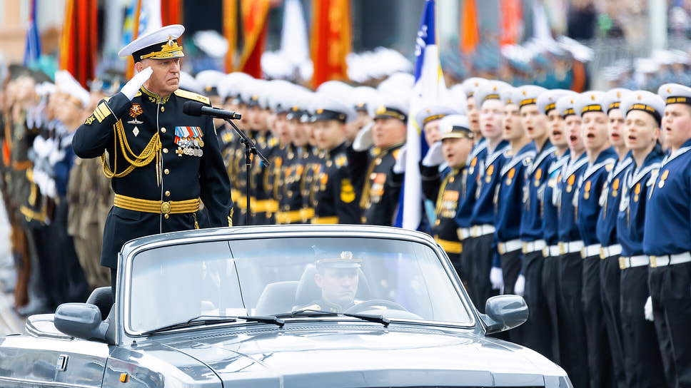 Командующий Балтийским флотом ВМФ России Сергей Липилин во время парада в Калининграде