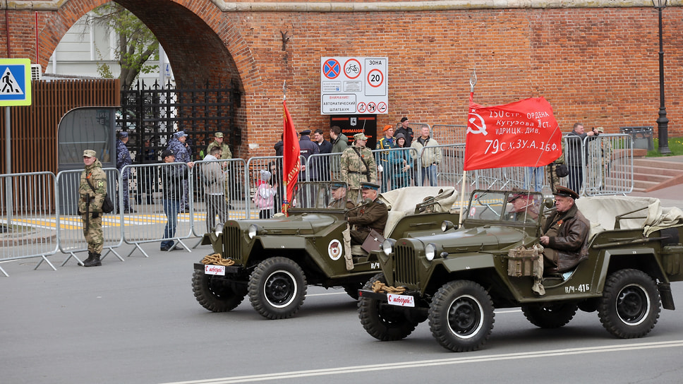 Военнослужащие на автомобилях времен ВОВ во время генеральной репетиции военного парада в Нижнем Новгороде на площади Минина и Пожарского