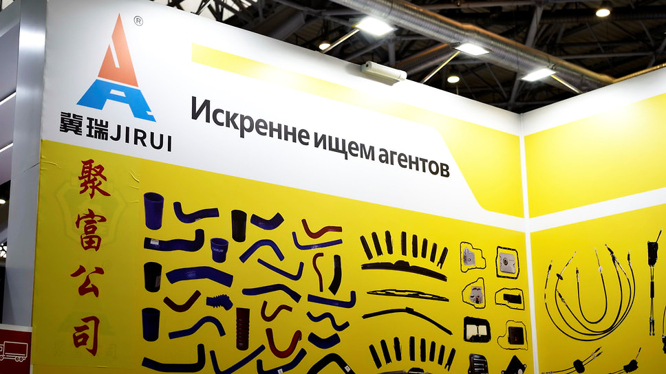 «Искренне ищем агентов». Не совсем машинный перевод, но похоже. Некоторые участники общаются через электронный переводчик — коробочку, напоминающую прибор для измерения уровня алкоголя в выдуваемом воздухе. «Это катушка зажигания» — переводит устройство с голоса то, что и так очевидно