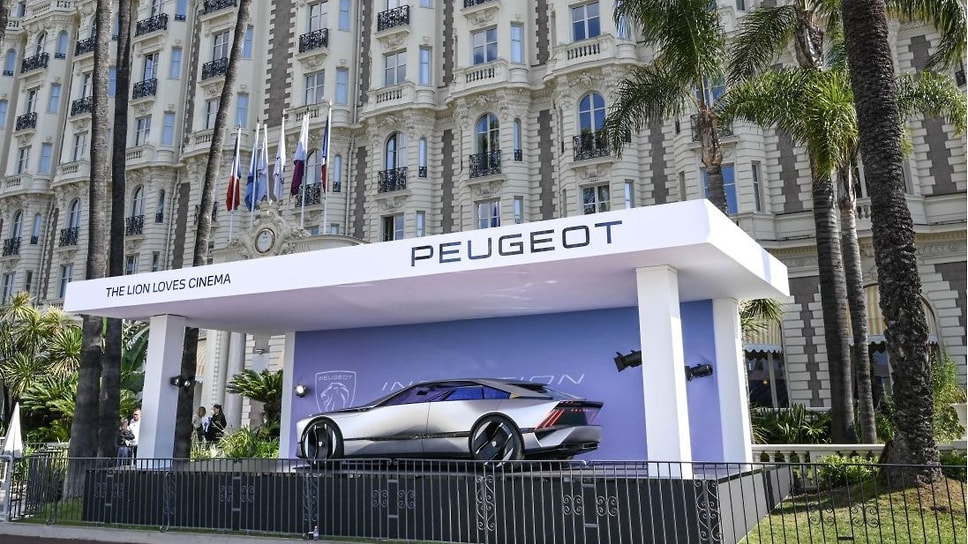 Стенд марки Peugeot возле отеля Carlton в Каннах, открытый накануне кинофестиваля