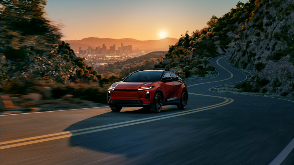 Кроссовер Toyota C-HR нового поколения теперь имеет полностью электрическую силовую установку и полный привод