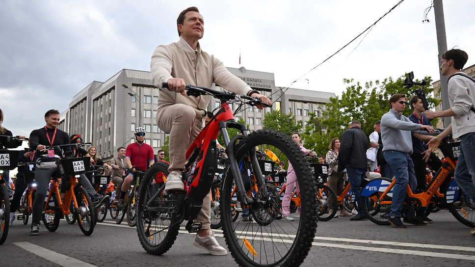 В Москве прошел Весенний велофестиваль, среди участников был и руководитель департамента транспорта и развития дорожно-транспортной инфраструктуры столицы Максим Ликсутов (на фото)