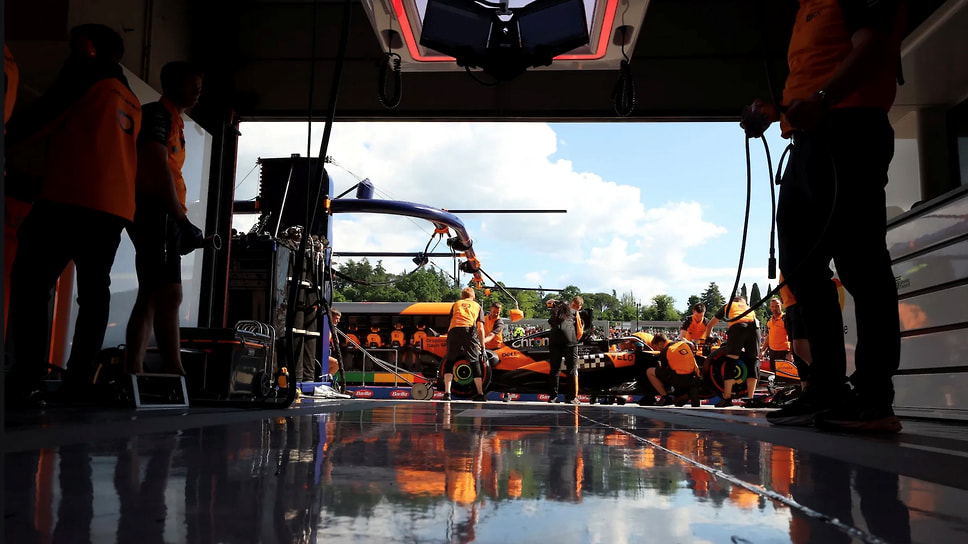 Вид на пит-стоп из боксов команды McLaren