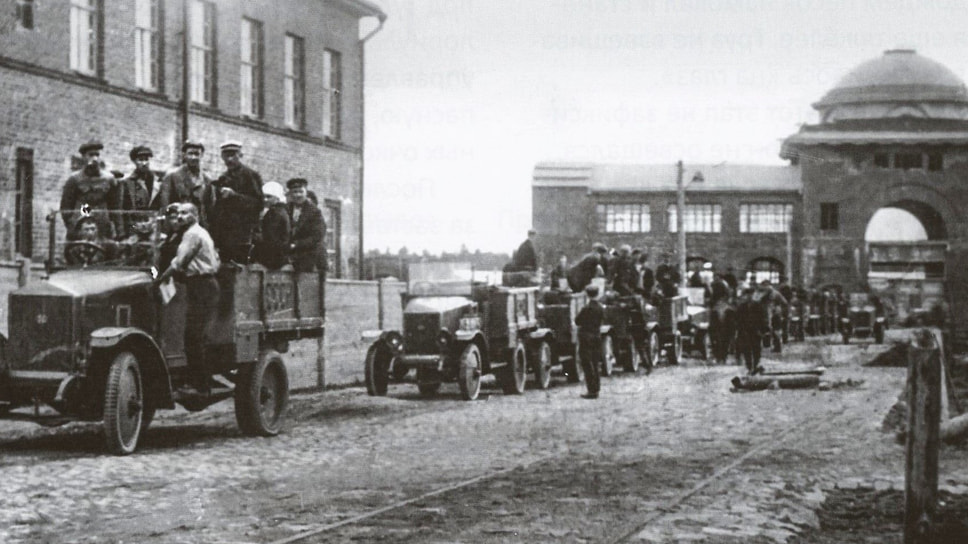 Только в 1924 году началось производство советской версии «Фиата» под названием АМО Ф-15. На фотографии колонна грузовиков проезжает по улице Ленинская слобода в сторону центра. На заднем плане — здание заводоуправления, построенное по проекту архитектора Ивана Жолтовского. Это единственное дореволюционная постройка, уцелевшая до наших дней, а совсем недавно в ней находился частный Музей хоккейной славы, ныне закрывшийся