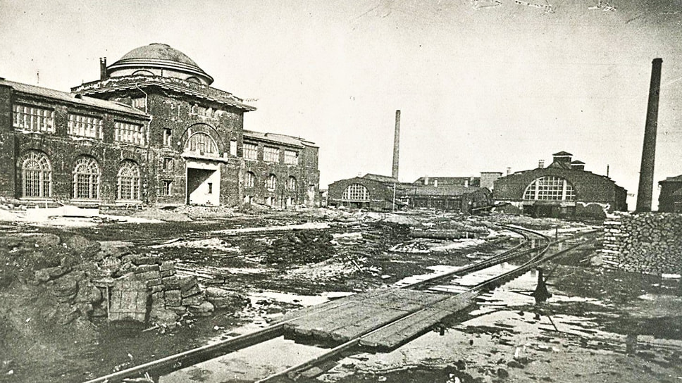 Здание заводоуправления с обратной стороны. Фотография середины 20-х годов. На месте двух цехов с арочными окнами сейчас находится бизнес-центр «Парк легенд» с двумя нарисованными белыми арками на фасаде