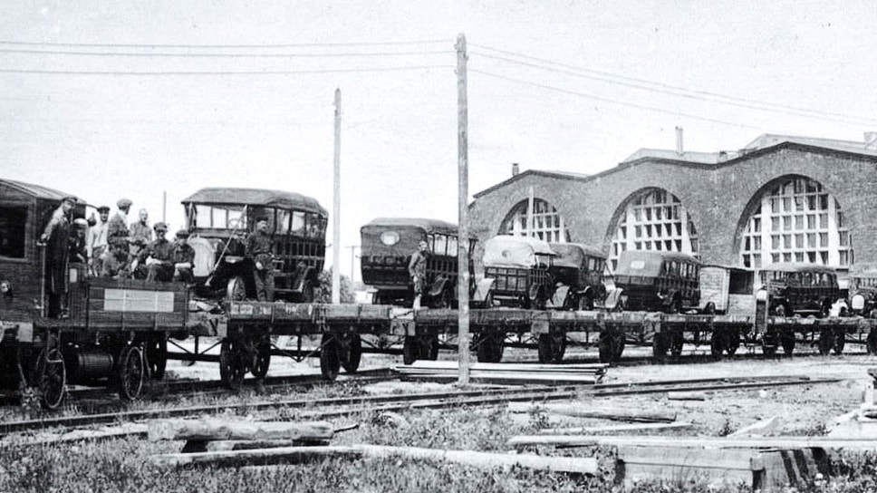 Отправка готовых автобусов для акционерного общества «Крымкурсо», 1924 год. На заднем плане — Главный механосборочный корпус. На месте железнодорожных путей сегодня проходит Зиловский бульвар