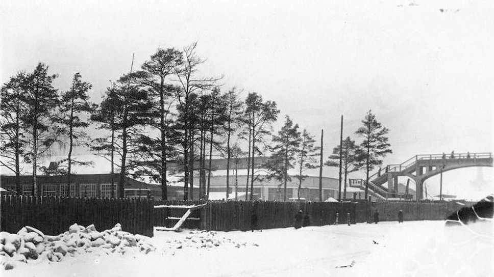 Деревья на фото — остатки Тюфелевой рощи. Мостик перекинут между заводскими цехами слева и цехом питания, оставшимся за кадром справа. Сейчас на этом месте проходит Зиловский бульвар